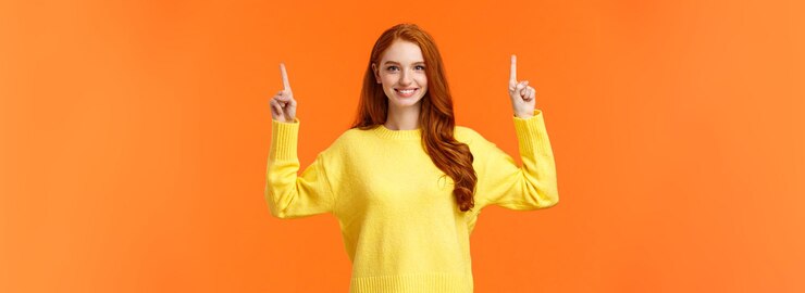 Kostenlose Foto aufgeregte und durchsetzungsfähige lächelnde selbstbewusste rothaarige frau weiß genau, was poi für winterferien brauchen