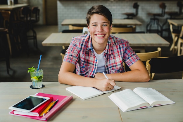 Aufgeregter Junge mit Schulbüchern