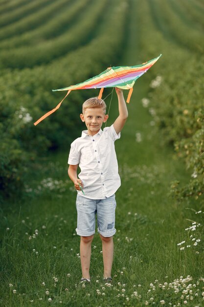 Aufgeregter kleiner Junge, der mit einem Spielzeugflugzeug läuft