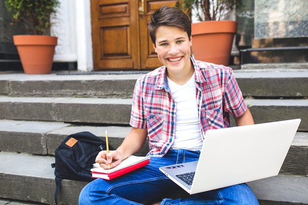 Aufgeregter Mann posiert beim Studieren