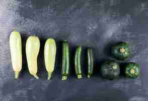 Kostenloses Foto aufgereihte zucchini. flach liegen.