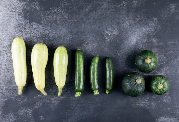 Aufgereihte Zucchini. flach liegen.