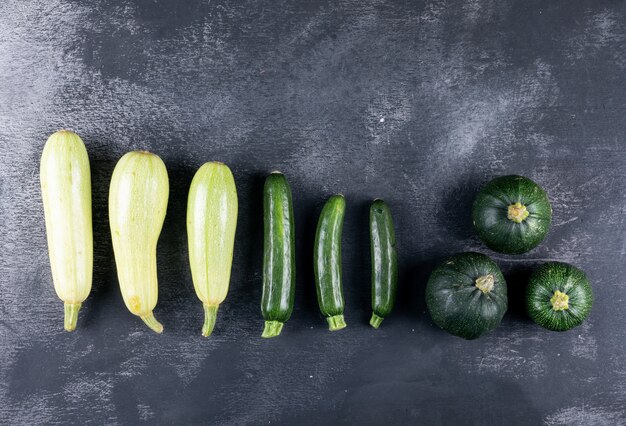 Aufgereihte Zucchini. flach liegen.