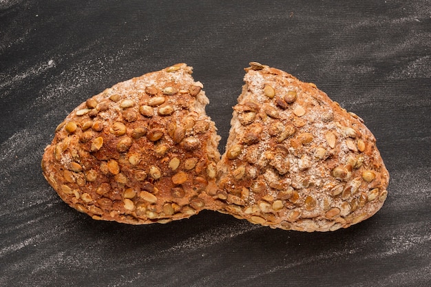 Aufgeteiltes gebackenes Brot mit Samen