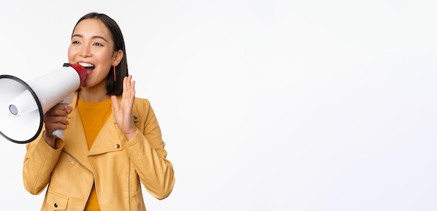 Aufmerksamkeitsansage Bild einer asiatischen Frau, die im Megaphon schreit und suchende Leute rekrutiert, die Informationen austauschen, die über weißem Hintergrund stehen