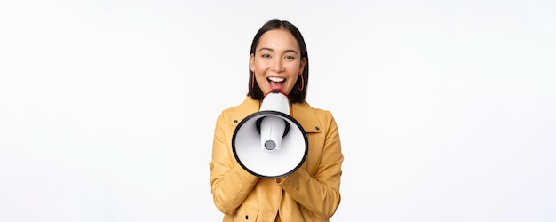 Aufmerksamkeitsansage Bild einer asiatischen Frau, die im Megaphon schreit und suchende Leute rekrutiert, die Informationen austauschen, die über weißem Hintergrund stehen