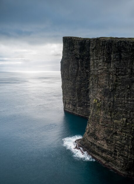 Aufnahme der wunderschönen Natur wie der Klippen, des Meeres und der Berge der Färöer