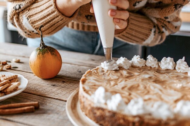 Aufnahme des Kuchendekorationsprozesses