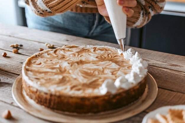 Aufnahme des Kuchendekorationsprozesses