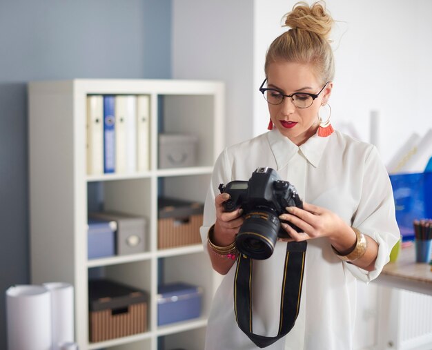 Aufnahme einer Fokusfrau, die sich auf den Job vorbereitet