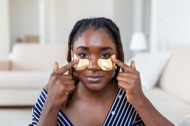 Aufnahme einer schönen Afrikanerin, die als Teil ihres Schönheitsprogramms Gelpflaster unter den Augen trägt