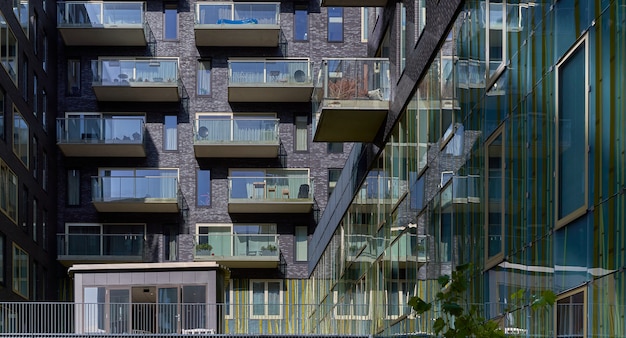 Kostenloses Foto aufnahme eines wohnhauses mit glasbalkonen in gershwinlaan zuidas, amsterdam