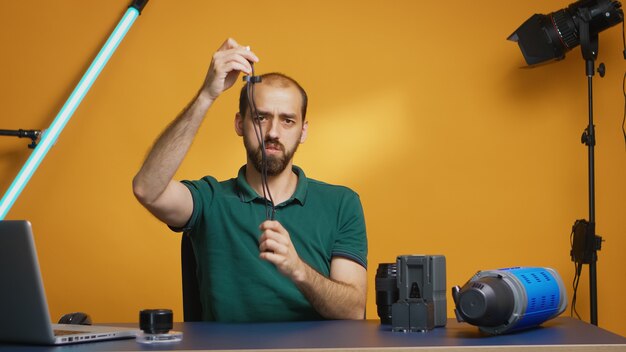 Aufnahmebesprechung von Kabel mit USB Typ C im Studio für Vlog. Professionelle Studio-Video- und Fotoausrüstungstechnologie für die Arbeit, Fotostudio-Social-Media-Star und Influencer