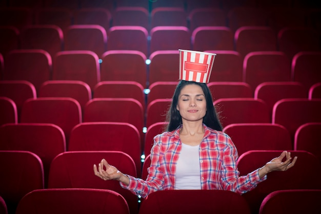 Kostenloses Foto aufpassender film der frau im kino