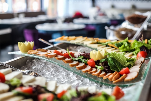 Aufschnitt Würstchen Käse Salat Tomaten Basilikum Seitenansicht