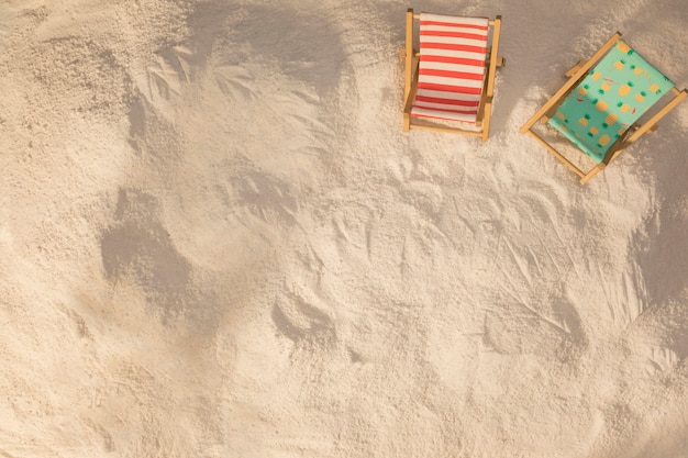 Kostenloses Foto aufteilung der kleinen liegestühle auf sand