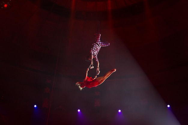 Auftritt von aerialisten in der zirkusarena.