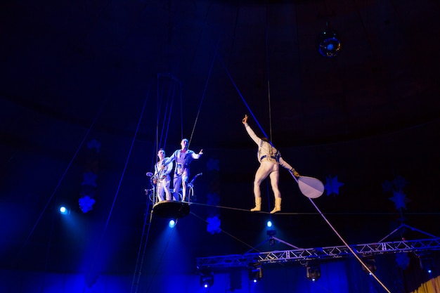Auftritt von aerialisten in der zirkusarena.