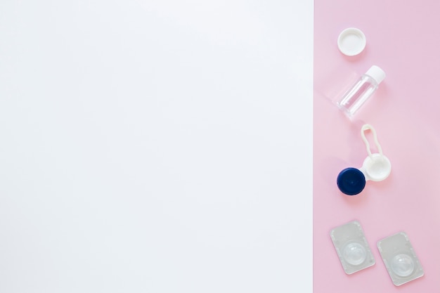 Augenpflegeprodukte auf rosa und weißem Hintergrund