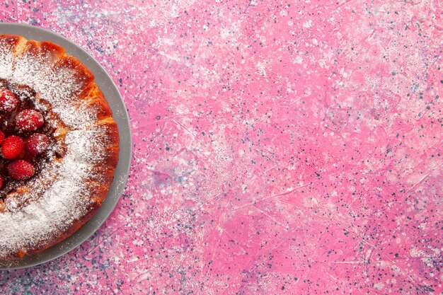 Aus der Nähe Ansicht köstlicher Erdbeerkuchen mit Zuckerpulver auf dem hellrosa Wandkuchen gebackenen süßen Zuckerkeksplätzchenkuchen gebacken