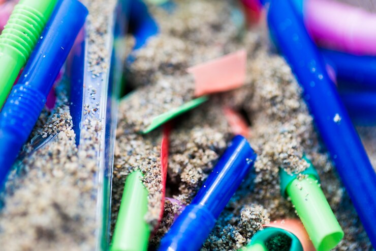 Kostenlose Foto aus sand gesammelte plastikstücke