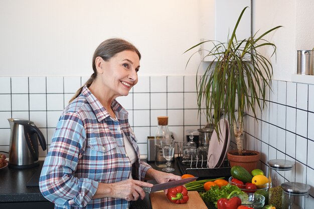 Ausdrucksstarke ältere Frau, die Innen aufwirft