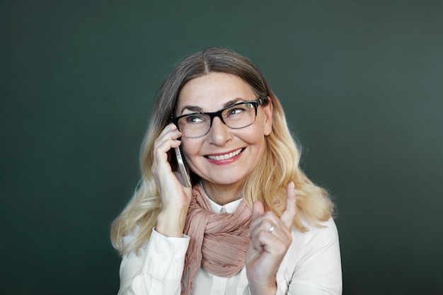 Ausdrucksstarke Frau mittleren Alters posiert