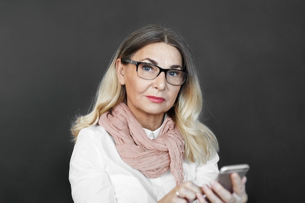 Ausdrucksstarke Frau mittleren Alters posiert