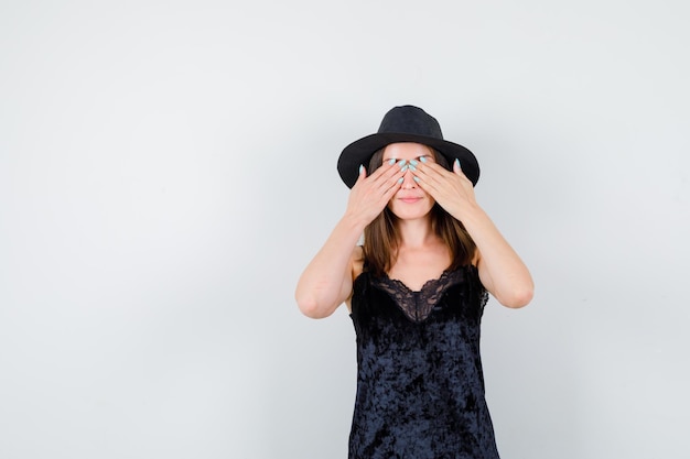 Kostenloses Foto ausdrucksstarke junge dame, die im studio aufwirft