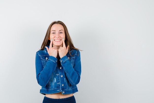 Ausdrucksstarke junge Dame, die im Studio aufwirft