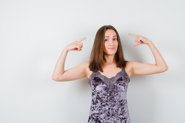 Kostenloses Foto ausdrucksstarke junge dame, die im studio aufwirft