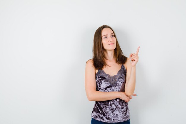 Ausdrucksstarke junge Dame, die im Studio aufwirft