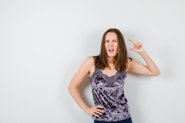 Ausdrucksstarke junge Dame, die im Studio aufwirft