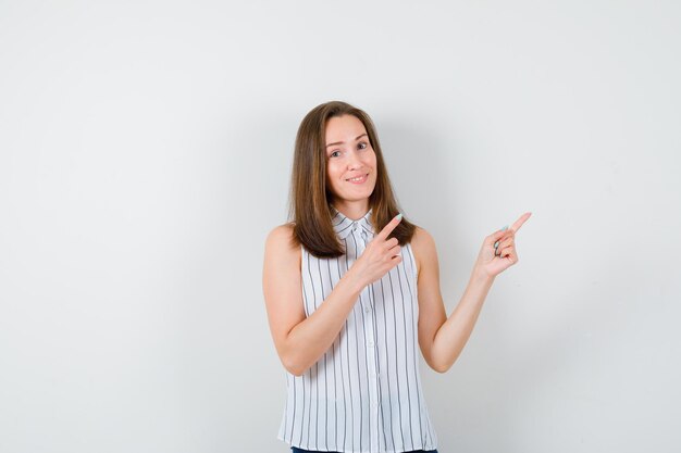 Ausdrucksstarke junge Dame, die im Studio aufwirft