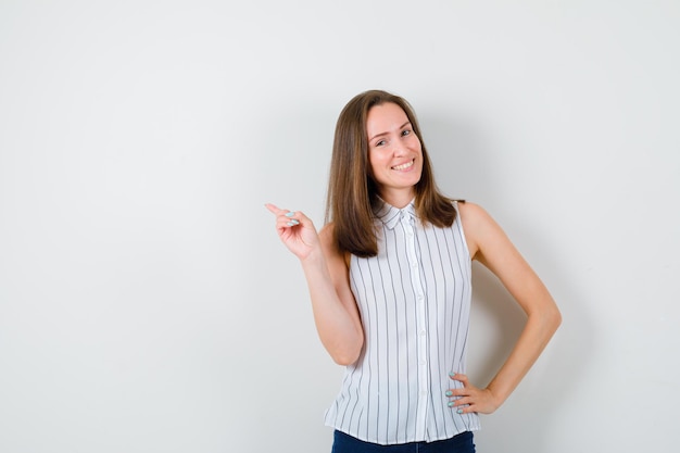 Ausdrucksstarke junge Dame, die im Studio aufwirft