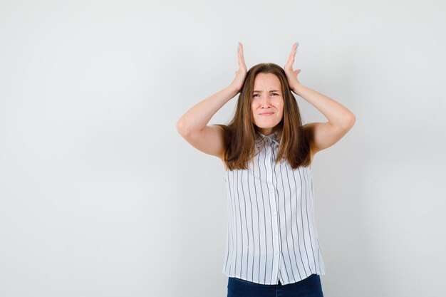 Kostenloses Foto ausdrucksstarke junge dame, die im studio aufwirft