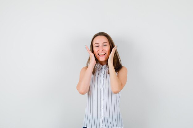 Ausdrucksstarke junge Dame, die im Studio aufwirft