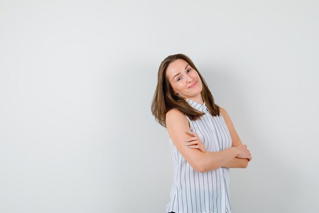 Ausdrucksstarke junge Dame, die im Studio aufwirft