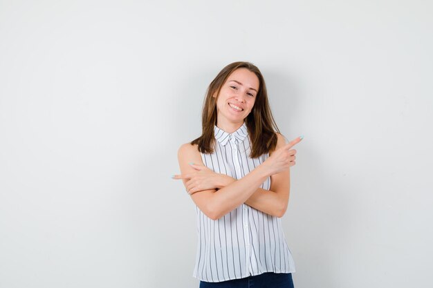 Ausdrucksstarke junge Dame, die im Studio aufwirft