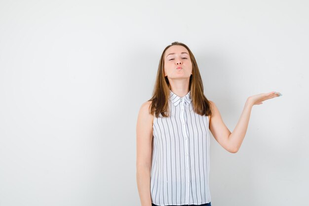 Ausdrucksstarke junge Dame, die im Studio aufwirft