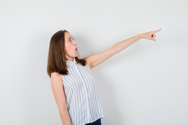 Ausdrucksstarke junge Dame, die im Studio aufwirft