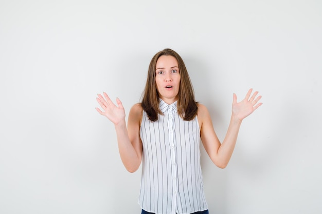 Kostenloses Foto ausdrucksstarke junge dame, die im studio aufwirft