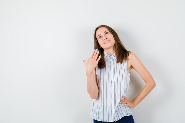 Ausdrucksstarke junge Dame, die im Studio aufwirft