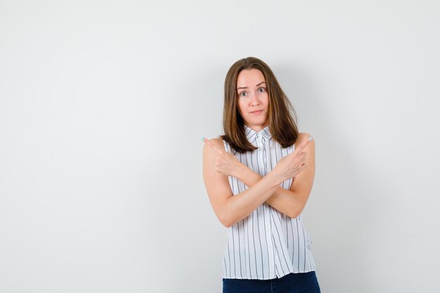 Ausdrucksstarke junge Dame, die im Studio aufwirft