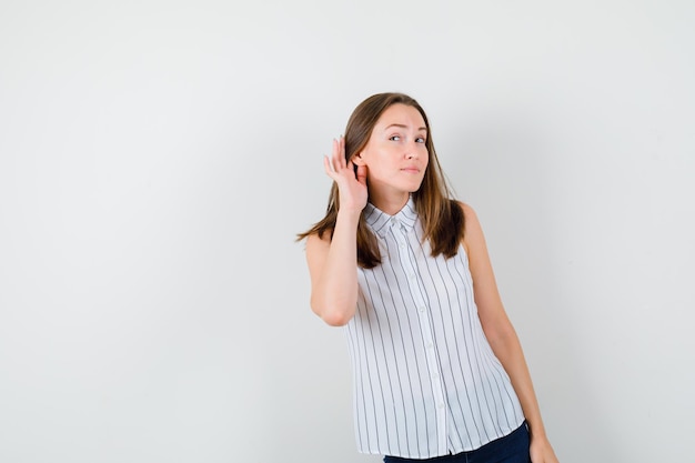 Kostenloses Foto ausdrucksstarke junge dame, die im studio aufwirft