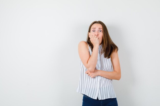 Ausdrucksstarke junge Dame, die im Studio aufwirft