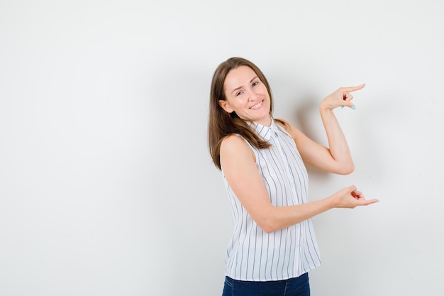 Ausdrucksstarke junge Dame, die im Studio aufwirft