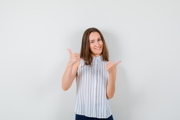 Ausdrucksstarke junge Dame, die im Studio aufwirft