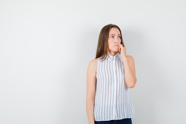 Ausdrucksstarke junge Dame, die im Studio aufwirft