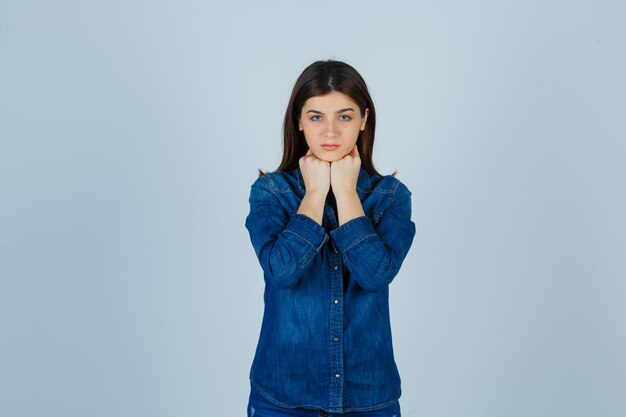 Ausdrucksstarke junge Dame, die im Studio aufwirft